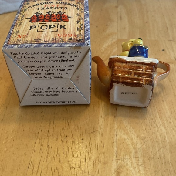 Vintage Cardew design tiny teapot Disney holiday Pooh about 2 1/2 tall with box - Picture 2 of 5